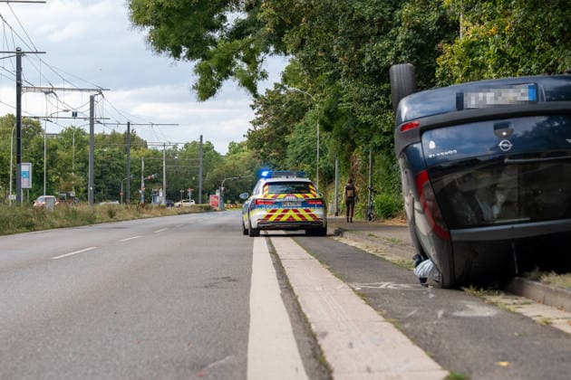 PKW landet nach Kollision auf dem Dach zwei Verletzte Großer Rückstau im Feierabendverkehr Am 19.08.2026 kam es gegen 16:40 Uhr in der Mainzer Oberstadt zu einem Verkehrsunfall mit drei beteiligten Pkw. Eines der Fahrzeuge landete auf dem Dach. Zwei Personen wurden leicht verletzt und in umliegende Krankenhäuser gebracht. Die Geschwister-Scholl-Straße wurde vollständig gesperrt, im Feierabendverkehr bildete sich ein großer Rückstau. Die Ursache des Unfalls war zum Zeitpunkt der Berichterstattung unklar. Mainz Oberstadt Rheinland-Pfalz Deutschland *** Car Lands on Its Roof After Collision; Two Injured; Major Traffic Jam During Evening Rush Hour On August 19, 2026, at approximately 4:40 p.m., a traffic accident involving three