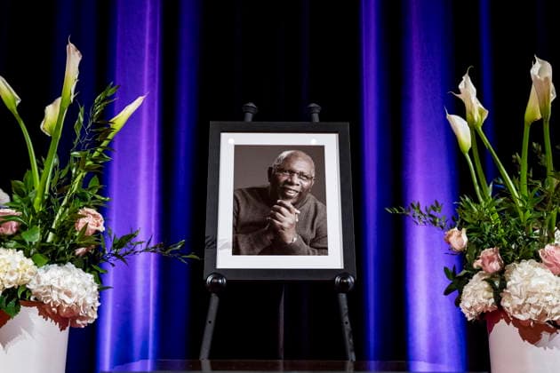 Entertainment Bilder des Tages August 19, 2026, Montreal, Pq, CANADA: A portrait of jazz pianist Oliver Jones is displayed at MontrealöÄÃ s city hall, ahead of a public ceremony, on Wednesday, August 19, 2026. Montreal CANADA  - ZUMAc35_ 20260819_zaf_c35_005 Copyright: xChristopherxKatsarovx