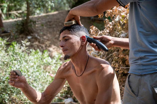 The humanitarian crisis in Ceuta continues. A migrant cuts his hair on August 19, 2026, in Ceuta, Spain. Ceuta continues to face a serious humanitarian crisis following the historic mass influx of more than 70,000 migrants who swam across the Tarajal on July 30 and 31. Although the current police deployment and border reinforcement by by Moroccan authorities have succeeded in curbing the influx, the autonomous city continues to face a serious humanitarian crisis, health, and security crises. AUGUST 19, 2026 CEUTA MIGRATION CRISIS MIGRANTS IMMIGRANTS SPRINGBOARD TARAJAL Ceuta Ceuta, Spain  Copyright: xMarcosxMorenox 7721167