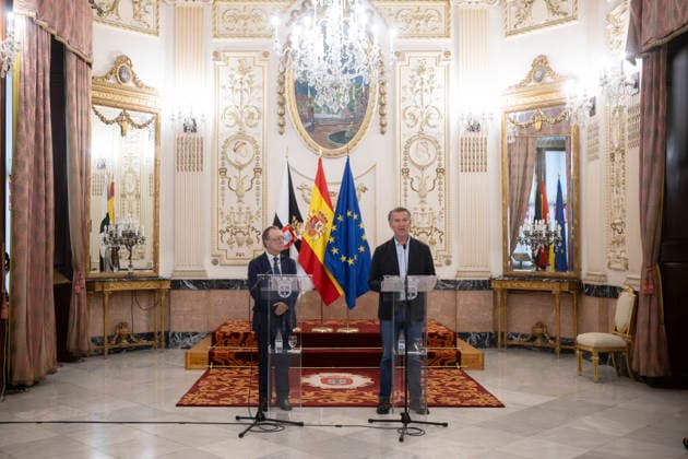 Feijóo Visits Ceuta to See the Humanitarian Crisis Firsthand The president of the Popular Party, Alberto Núnez Feijóo, and the president of Ceuta, Juan Jesús Vivas, address the media at the Ceuta Assembly Palace on August 19, 2026, in Ceuta, Spain. Ceuta continues to face a serious humanitarian crisis following the historic mass influx of more than 70,000 migrants who swam across the Tarajal on July 30 and 31. AUGUST 19, 2026 MIGRATION CRISISHUMANITARIAN CRISIS TARAJAL PP POPULAR PARTY Ceuta Ceuta, Spain  Copyright: xMarcosxMorenox 7721179