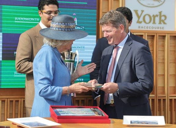 Queen Camilla Visit York Races YORK, ENGLAND - AUGUST 19: Queen Camilla (L), Patron of York Racecourse, during the trophy presentation of the Juddmonte International Stakes on the first day of the Ebor Festival at York Racecourse on August 19, 2026 in York, England., Credit:Chris Jackson PA ROTA - B68 Avalon United Kingdom, England, York, York Racecourse  Copyright: xChrisxJacksonx xPAxROTAx-xB68x xAvalonx 1125736154