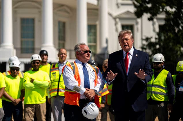 The White House WASHINGTON, DC - AUGUST 19: US President Donald Trump stands with workers near the White House helipad construction on the South Lawn of the White House in Washington, DC, US, on Wednesday, Aug. 19, 2026. (Photo by Al Drago for The Washington Post) Washington DC United States  Copyright: xPool ABACAx