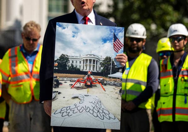 The White House WASHINGTON, DC - AUGUST 19: US President Donald Trump holds a photograph of construction on the White House helipad construction while touring on the South Lawn of the White House in Washington, DC, US, on Wednesday, Aug. 19, 2026. (Photo by Al Drago for The Washington Post) Washington DC United States  Copyright: xPool ABACAx