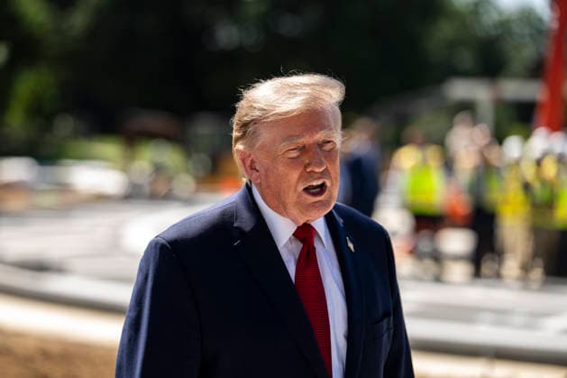 August 19, 2026, Washington, District Of Columbia, USA: WASHINGTON, DC - AUGUST 19: US President Donald Trump speaks to members of the media while touring the White House helipad construction on the South Lawn of the White House in Washington, DC, US, on Wednesday, Aug. 19, 2026 Washington USA  - ZUMAs152 20260819_faa_s152_015 Copyright: xAlxDragox-xPoolxviaxCNPx