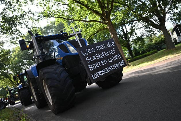 Hunderte Landwirte protestieren in den Niederlanden. In den Niederlanden gehen derzeit zahlreiche Landwirte gegen die Stickstoffpolitik der Regierung auf die Straße. Allein in der Provinz Drenthe waren am Mittwoch Hunderte Bauern mit Hunderten Traktoren unterwegs. In mehreren Kolonnen fuhren sie durch die Provinz und demonstrierten gegen die geplanten Stickstoffauflagen. Ziel der Protestfahrt war das Provinzhaus in Assen, wo die Landwirte ihrem Unmut über die Regierungspolitik Nachdruck verliehen. Assen Drenthe Niederlande *** Hundreds of Farmers Protest in the Netherlands Numerous farmers in the Netherlands are currently taking to the streets to protest the government s nitrogen policy. In the province of Drenthe alone, hundreds of farm Copyright: xdiebildwerftx