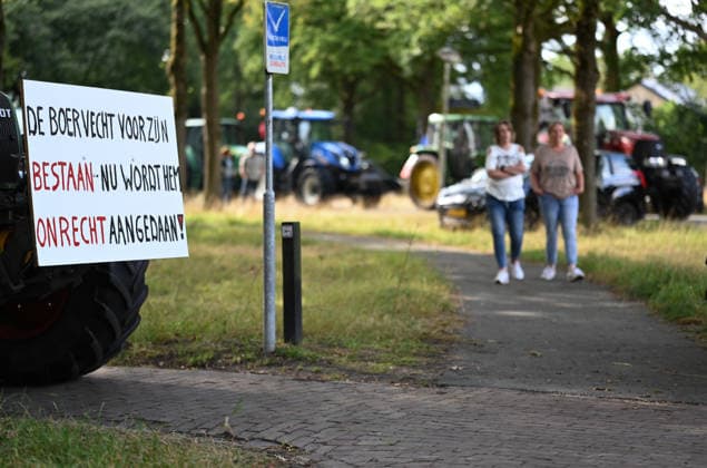 Hunderte Landwirte protestieren in den Niederlanden. In den Niederlanden gehen derzeit zahlreiche Landwirte gegen die Stickstoffpolitik der Regierung auf die Straße. Allein in der Provinz Drenthe waren am Mittwoch Hunderte Bauern mit Hunderten Traktoren unterwegs. In mehreren Kolonnen fuhren sie durch die Provinz und demonstrierten gegen die geplanten Stickstoffauflagen. Ziel der Protestfahrt war das Provinzhaus in Assen, wo die Landwirte ihrem Unmut über die Regierungspolitik Nachdruck verliehen. Assen Drenthe Niederlande *** Hundreds of Farmers Protest in the Netherlands Numerous farmers in the Netherlands are currently taking to the streets to protest the government s nitrogen policy. In the province of Drenthe alone, hundreds of farm Copyright: xdiebildwerftx