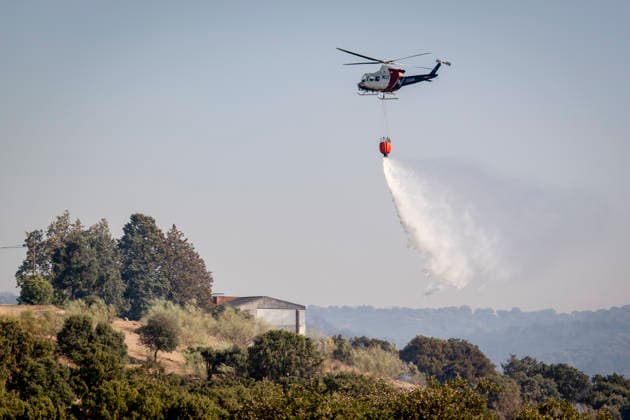 A wildfire in Aldea del Fresno, Madrid, forces the lockdown of this town and Villamantilla. A helicopter is assisting with firefighting efforts on August 19, 2026, in Aldea del Fresno, Madrid, Spain A new wildfire in the Sierra Oeste region of Madrid, located in Aldea del Fresno at 2:30 p.m., is forcing the lockdown of this town and Villamantilla. The fire has been located at kilometer 52 of the M-510, near Aldea del Fresno. The Community of Madrid has activated Infoma Operational Level 2, and approximately twenty ground crews and five aerial crews from the Community’s fire department are working in the area, forest firefighters, and forest rangers. AUGUST 19, 2026 FIRE ALDEA DEL FRESNO FIREFIGHTERS FOREST RANGERS HELICOPTER On Foot Aldea  Copyright: xA.xPÃ rezxMecax 7721237