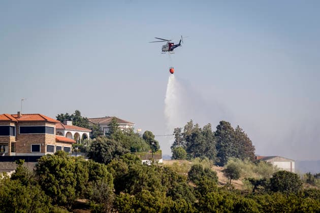 A wildfire in Aldea del Fresno, Madrid, has forced the evacuation of this town and Villamantilla. A helicopter is assisting with firefighting efforts as of August 19, 2026, in Aldea del Fresno, Madrid, Spain. A new wildfire in Madrid’s Sierra Oeste, located in Aldea del Fresno at 2:30 p.m., is forcing the lockdown of this town and Villamantilla. The fire has been located at kilometer 52 of the M-510, near Aldea del Fresno. The Community of Madrid has activated Infoma Operational Level 2, and approximately twenty ground crews and five aerial crews from the Community’s fire department are currently working in the area, forest firefighters, and forest rangers. AUGUST 19, 2026 FIRE ALDEA DEL FRESNO FIREFIGHTERS FOREST RANGERS HELICOPTER On Foo  Copyright: xA.xPÃ rezxMecax 7721243