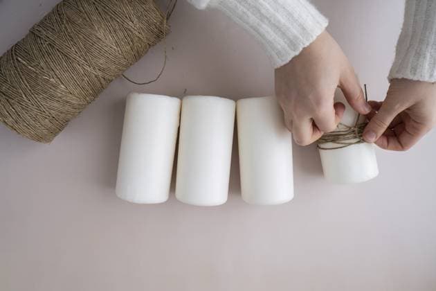 Schritt für Schritt Anleitung zur Herstellung eines handgefertigten vierwöchigen Weihnachts Adventskerzenkalenders. Weibliche Hände kreieren handgemachtes Dekor. Feier zum neuen Jahr. Winterferien. Mach es selbst Step by step instruction of making handmade Christmas advent four weeks candle calendar. Female hands creating craft homemade decor. New year celebration. Winter holidays. Do it yourself Copyright: imageBROKER AnastasiiaxYanishevs ibxiqx18602111.jpg