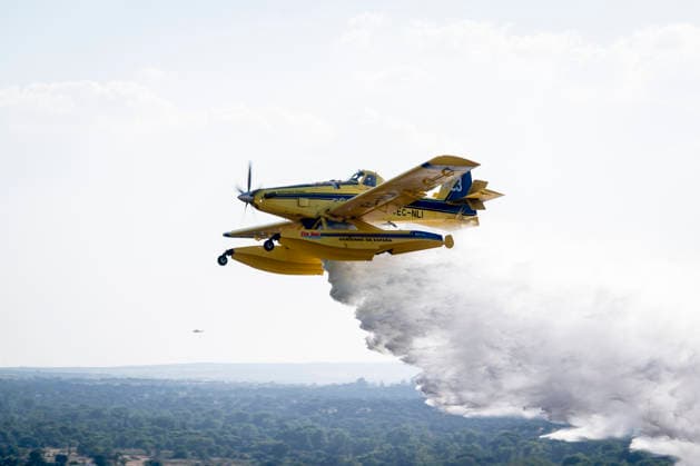 A wildfire in Aldea del Fresno, Madrid, has forced authorities to place this town and Villamantilla under lockdown. A water bomber is assisting with firefighting efforts as of August 19, 2026, in Aldea del Fresno, Madrid, Spain. A new wildfire in Madrid’s Sierra Oeste, located in Aldea del Fresno at 2:30 p.m., is forcing the lockdown of this town and Villamantilla. The fire has been located at kilometer 52 of the M-510, near Aldea del Fresno. The Community of Madrid has activated Infoma Operational Level 2, and approximately twenty ground crews and five aerial crews from the Community’s fire department are currently working in the area, forest firefighters, and forest rangers. AUGUST 19, 2026 FIRE ALDEA DEL FRESNO FIREFIGHTERS FOREST RANGE  Copyright: xA.xPÃ rezxMecax 7721318