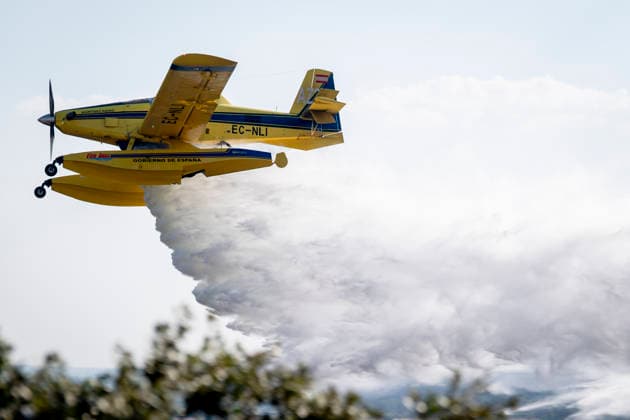 News Bilder des Tages A wildfire in Aldea del Fresno, Madrid, has forced authorities to place this town and Villamantilla under lockdown. A water bomber is assisting with firefighting efforts, as of August 19, 2026, in Aldea del Fresno, Madrid, Spain. A new wildfire in the Sierra Oeste region of Madrid, located in Aldea del Fresno at 2:30 p.m., is forcing the lockdown of this town and Villamantilla. The fire has been located at kilometer 52 of the M-510, near Aldea del Fresno. The Community of Madrid has activated Infoma Operational Level 2, and approximately twenty ground crews and five aerial crews from the Community’s fire department are working in the area, forest firefighters, and forest rangers. AUGUST 19, 2026 FIRE ALDEA DEL FRESNO FIREFIGHTERS FOREST RA  Copyright: xA.xPÃ rezxMecax 7721319