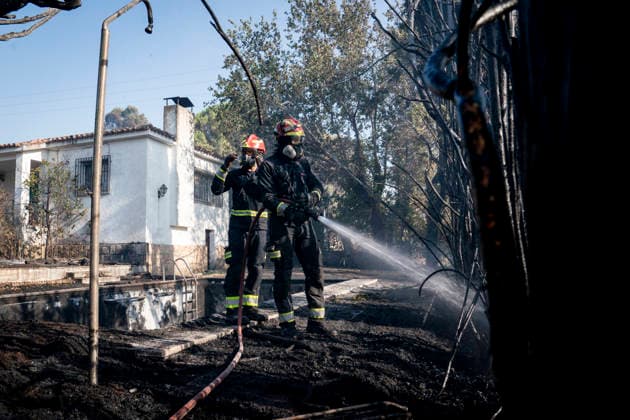 A wildfire in Aldea del Fresno, Madrid, forces the lockdown of this town and Villamantilla. Several firefighters are assisting with firefighting efforts, as of August 19, 2026, in Aldea del Fresno, Madrid, Spain. A new wildfire in the Sierra Oeste region of Madrid, located in Aldea del Fresno at 2:30 p.m., is forcing the lockdown of this town and Villamantilla. The fire has been located at kilometer 52 of the M-510, near Aldea del Fresno. The Community of Madrid has activated Infoma Operational Level 2, and approximately twenty ground crews and five aerial crews from the Community’s fire department are currently working in the area, forest firefighters, and forest rangers. AUGUST 19, 2026 FIRE ALDEA DEL FRESNO FIREFIGHTERS FOREST RANGERS F  Copyright: xA.xPÃ rezxMecax 7721324