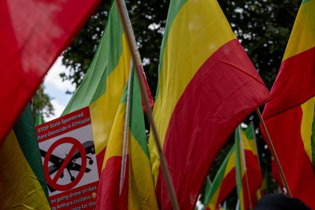 Amhara Protesters Block Downing Street Entrance in London - 19 Aug 2026 Ethiopian flags and a placard reading Stop State Sponsored Amhara Genocide in Ethiopia, featuring a crossed-out drone symbol and text protesting ongoing drone strikes on Amhara civilians, are held aloft during a demonstration. Members of the Amhara community held a protest against what they describe as an ongoing campaign of ethnic cleansing and genocide against the Amhara people by the Ethiopian government. The Amhara are one of Ethiopia s largest ethnic groups. Since armed conflict escalated between government forces and the Fano militia in the Amhara region in April 2023, rights groups and Amhara diaspora organisations have accused Prime Minister Abiy Ahmed s gov Copyright: xIanxDavidsonx xSOPAxImagesx idavidson32582