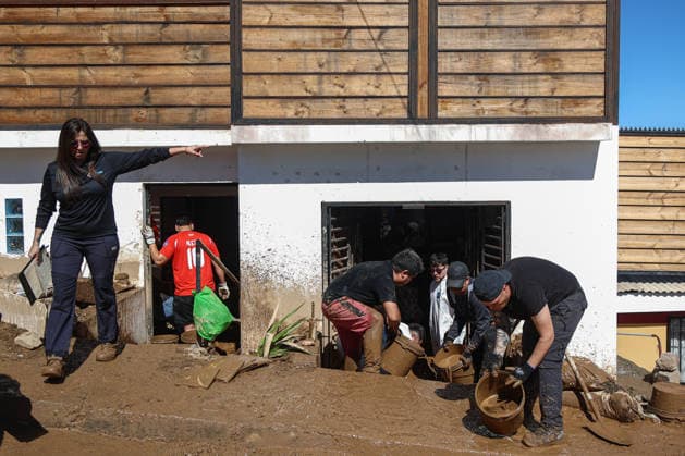 Chile declares a state of catastrophe in Tocopilla after severe mudslides TOCOPILLA, CHILE - AUGUST 19: People remove mud from mudslides that affected the town of Tocopilla, in northern Chile, on Wednesday, August 19. Chilean President Jose Antonio Kast declared a state of constitutional emergency due to the disaster in the province of Tocopilla, Antofagasta region, on Tuesday, after a frontal system caused mudslides, landslides, and overflowing streams in the area. Lucas Aguayo Araos Anadolu Tocopilla Chile. Editorial use only. Please get in touch for any other usage.  Copyright: x2026xAnadoluxLucasxAguayoxAraosx