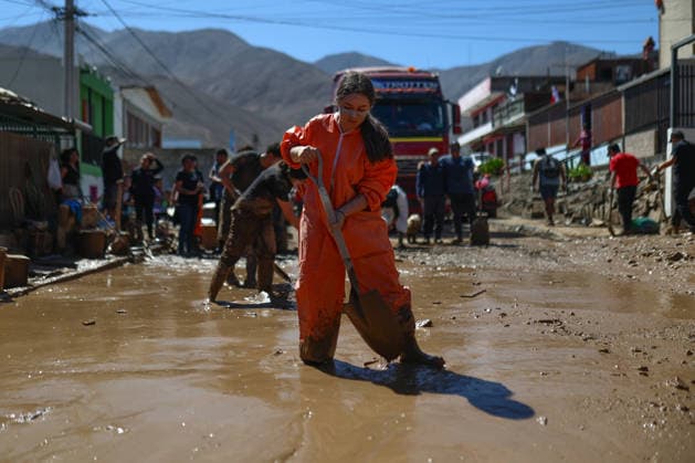 News Bilder des Tages Chile declares a state of catastrophe in Tocopilla after severe mudslides TOCOPILLA, CHILE - AUGUST 19: People remove mud from mudslides that affected the town of Tocopilla, in northern Chile, on Wednesday, August 19. Chilean President Jose Antonio Kast declared a state of constitutional emergency due to the disaster in the province of Tocopilla, Antofagasta region, on Tuesday, after a frontal system caused mudslides, landslides, and overflowing streams in the area. Lucas Aguayo Araos Anadolu Tocopilla Chile. Editorial use only. Please get in touch for any other usage.  Copyright: x2026xAnadoluxLucasxAguayoxAraosx