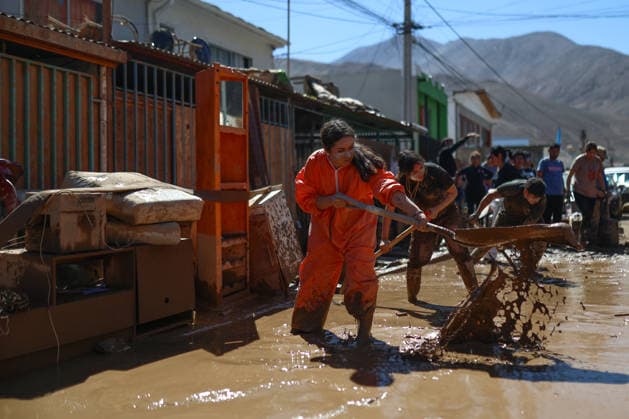 Chile declares a state of catastrophe in Tocopilla after severe mudslides TOCOPILLA, CHILE - AUGUST 19: People remove mud from mudslides that affected the town of Tocopilla, in northern Chile, on Wednesday, August 19. Chilean President Jose Antonio Kast declared a state of constitutional emergency due to the disaster in the province of Tocopilla, Antofagasta region, on Tuesday, after a frontal system caused mudslides, landslides, and overflowing streams in the area. Lucas Aguayo Araos Anadolu Tocopilla Chile. Editorial use only. Please get in touch for any other usage.  Copyright: x2026xAnadoluxLucasxAguayoxAraosx
