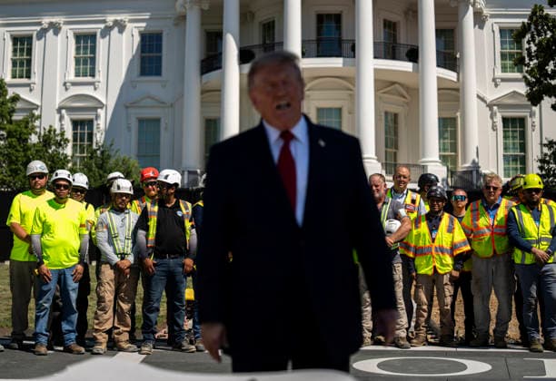 WASHINGTON, DC - AUGUST 19: Construction workers watch as US President Donald Trump tours the White House helipad construction on the South Lawn of the White House in Washington, DC, US, on Wednesday, Aug. 19, 2026. Copyright: xAlxDragox xPoolxviaxCNPx MediaPunchx