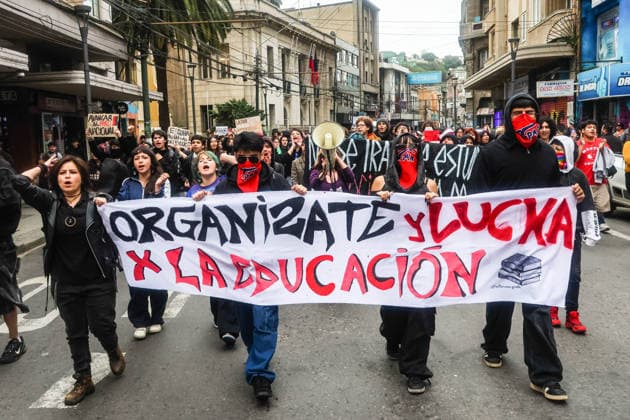 Students protest against Jose Antonio Kast s mega-reform in Valparaiso, Chile - 19 Aug 2026 Protesters march with a banner while chanting slogans during a demonstration against Jose Antonio Kast s mega-reform. Valparaiso Chile Copyright: xCristobalxBasaurexArayax xSOPAxImagesx Foto-4