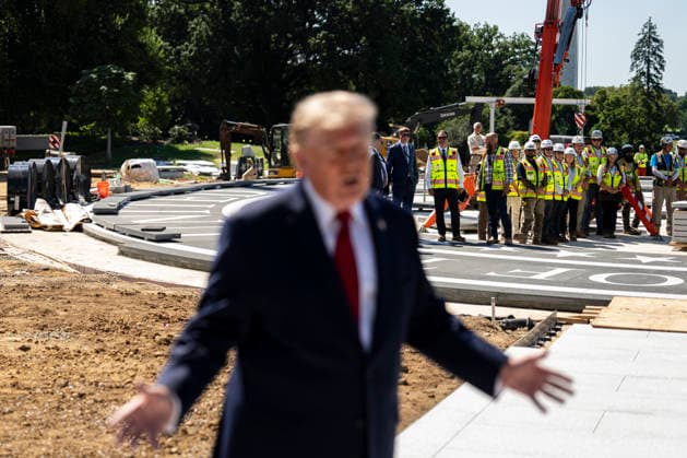 WASHINGTON, DC - AUGUST 19: Construction workers watch as US President Donald Trump tours the White House helipad construction on the South Lawn of the White House in Washington, DC, US, on Wednesday, Aug. 19, 2026. Copyright: xAlxDragox xPoolxviaxCNPx MediaPunchx