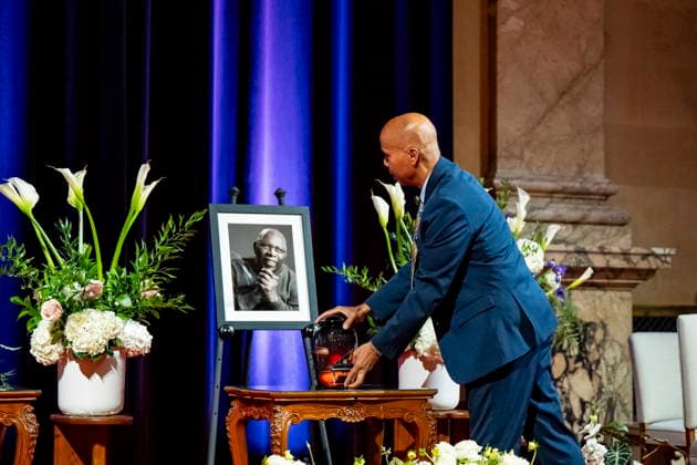 August 19, 2026, Montreal, Pq, CANADA: Richard Jones, son of late jazz pianist Oliver Jones, places his fatheröÄÃ s urn below his portrait during a ceremony at MontrealöÄÃ s city hall, on Wednesday, Aug. 19, 2026. Montreal CANADA  - ZUMAc35_ 20260819_zaf_c35_073 Copyright: xChristopherxKatsarovx