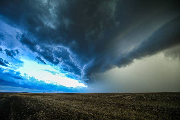 Gewitterfront zieht über Hessen, Eine markante Superzelle zieht über Lich im mittelhessischen Landkreis Gießen. Dunkle, bedrohlich rotierende Wolken prägen den Himmel über der historischen Stadt. Das schwere Gewitter sorgte örtlich für erhebliche Schäden und brachte unter anderem Starkregen, Sturmböen und teils heftige Unwettererscheinungen mit sich. Lich Hessen Deutschland Lich *** A thunderstorm front is moving across Hesse. A striking supercell is passing over Lich in the Giessen district of central Hesse. Dark, menacing swirling clouds dominate the sky above the historic town. The severe thunderstorm caused significant local damage and brought, among other things, heavy rain, gusts of wind, and, in some cases, severe weather co Copyright: x xonw-imagesx xAlexanderxWolfx