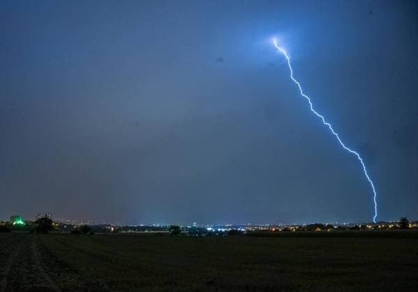 UNWETTERFRONT ÜBER THÜRINGEN ** NUR FÜR REDAKTIONELLE ZWECKE ** EDITORIAL USE ONLY **<p>19 08 2026-Erfurt: Eine Unwetterfront zieht am Abend über Thüringen wie hier über der Landeshauptstadt Erfurt zu sehen ( Deutschland Thueringen Erfurt Copyright: SaschaxFromm *** STORM FRONT OVER THURINGIA ** FOR EDITORIAL PURPOSES ONLY ** EDITORIAL USE ONLY ** Aug. 19, 2026, Erfurt A storm front is moving across Thuringia this evening, as seen here over the state capital, Erfurt. Germany, Thuringia, Erfurt. Copyright SaschaxFromm Copyright: SaschaxFromm doc878dalwerc21muib29et ,EDITORIAL USE ONLY