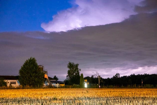 260820UnwetterPlauen News ID: EN 2026-08-20 Unwetter über Mitteldeutschland sorgt für Feuerwehreinsätze Plauen. Kräftige Gewitter sind in der vergangenen Nacht gegen 23 Uhr über weite Teile Mitteldeutschlands gezogen und haben dabei für Feuerwehreinsätze gesorgt. Im Vogtland stürzten durch die schweren Sturmböen, Bäume um. So auch auf der Kemmlerstraße in Plauen. Hier rückte die Berufsfeuerwehr Plauen an, um den Sturmschaden zu beseitigen. Hierfür wurde die Straße kurzfristig gesperrt und die Einsatzstelle ausgeleuchtet. Mit einer Kettensäge wurde der Baum zerkleinert und von der Straße geräumt. Neben dem Sturm kam es auch zu Starkregen, welcher zu Aquaplaning auf den Straßen führte. Verletzte durch das Unwetter gab es e