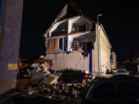 Sturm lässt zwei Hausfassaden einstürzen Familien evakuiert Notunterkunft in Schule errichtet Am 19.08.2026 stürzten gegen 19:30 Uhr infolge eines schweren Unwetters in Höhr-Grenzhausen im Westerwaldkreis die Fassaden zweier Häuser in der Straße In den Baumgärten ein. Betroffene Familien mussten evakuiert werden, Schutt fiel auf Straße und Autos, die Straße wurde abgesperrt. Die Familien werden in einer Notunterkunft in der Goetheschule untergebracht. Im gesamten Westerwaldkreis kam es zu über 100 Einsatzstellen infolge des Unwetters, mit beschädigten Gebäuden und Stromausfällen. Höhr-Grenzhausen Rheinland-Pfalz Deutschland *** Storm Causes Two House Facades to Collapse; Families Evacuated; Emergency Shelter Set Up in