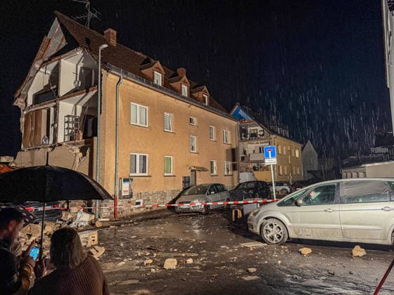 Sturm lässt zwei Hausfassaden einstürzen Familien evakuiert Notunterkunft in Schule errichtet Am 19.08.2026 stürzten gegen 19:30 Uhr infolge eines schweren Unwetters in Höhr-Grenzhausen im Westerwaldkreis die Fassaden zweier Häuser in der Straße In den Baumgärten ein. Betroffene Familien mussten evakuiert werden, Schutt fiel auf Straße und Autos, die Straße wurde abgesperrt. Die Familien werden in einer Notunterkunft in der Goetheschule untergebracht. Im gesamten Westerwaldkreis kam es zu über 100 Einsatzstellen infolge des Unwetters, mit beschädigten Gebäuden und Stromausfällen. Höhr-Grenzhausen Rheinland-Pfalz Deutschland *** Storm Causes Two House Facades to Collapse; Families Evacuated; Emergency Shelter Set Up in