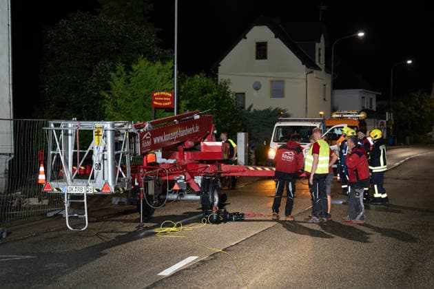 Windhose reißt Dächer weg zahlreiche Häuser und Straßen massiv beschädigt Am 19.08.2026 löste eine Windhose beziehungsweise ein möglicher kleiner Tornado in Solms-Oberndorf im Lahn-Dill-Kreis eine Großschadenslage aus. Die Freiwillige Feuerwehr der Stadt Solms wurde um 20:18 Uhr alarmiert, zahlreiche Häuser und mehrere Straßen wurden massiv beschädigt, Dachteile wurden bis zu drei oder vier Straßen weit getragen. Rund 60 Einsatzkräfte der Feuerwehr Solms und des THW sicherten die Einsatzstelle, drei Häuser waren laut Stadtbrandinspektor Oliver Schweitzer einsturzgefährdet. Verletzte gab es weder unter der Bevölkerung noch unter den Einsatzkräften, alle betroffenen Bewohner konnten laut Bürgermeisterin Katharina Didlapp