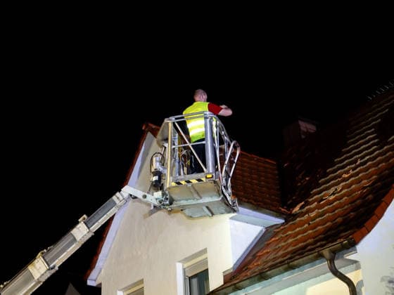 RECORD DATE NOT STATED Windhose reißt Dächer weg zahlreiche Häuser und Straßen massiv beschädigt Am 19.08.2026 löste eine Windhose beziehungsweise ein möglicher kleiner Tornado in Solms-Oberndorf im Lahn-Dill-Kreis eine Großschadenslage aus. Die Freiwillige Feuerwehr der Stadt Solms wurde um 20:18 Uhr alarmiert, zahlreiche Häuser und mehrere Straßen wurden massiv beschädigt, Dachteile wurden bis zu drei oder vier Straßen weit getragen. Rund 60 Einsatzkräfte der Feuerwehr Solms und des THW sicherten die Einsatzstelle, drei Häuser waren laut Stadtbrandinspektor Oliver Schweitzer einsturzgefährdet. Verletzte gab es weder unter der Bevölkerung noch unter den Einsatzkräften, alle betroffenen Bewohner konnten laut Bürgermeisterin Katharina Didlapp