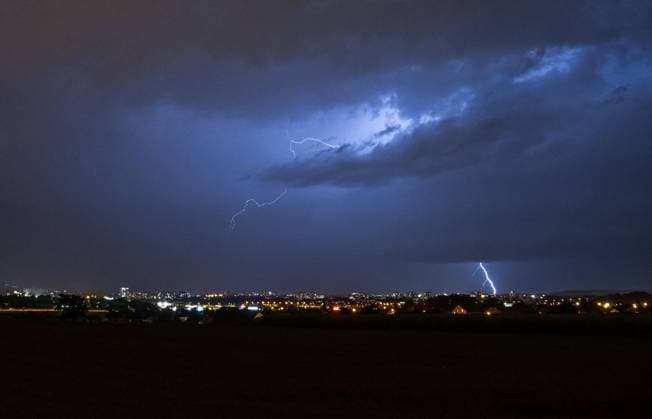 UNWETTERFRONT ÜBER THÜRINGEN ** NUR FÜR REDAKTIONELLE ZWECKE ** EDITORIAL USE ONLY **<p>19 08 2026-Erfurt: Eine Unwetterfront zieht am Abend über Thüringen wie hier über der Landeshauptstadt Erfurt fotografiert. ( Deutschland Thueringen Erfurt Copyright: SaschaxFromm *** STORM FRONT OVER THURINGIA ** FOR EDITORIAL PURPOSES ONLY ** EDITORIAL USE ONLY ** p 19 08 2026 Erfurt A storm front is moving across Thuringia this evening, as photographed here over the state capital, Erfurt. Germany Thuringia Erfurt Copyright SaschaxFromm Copyright: SaschaxFromm doc878gmuxdjbbjve8i9et ,EDITORIAL USE ONLY