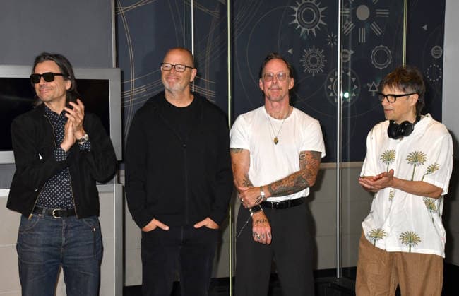 NEW YORK, NY - AUGUST 19: Weezer light the Empire State Building to Celebrate the Release of Weezer (The Gold Album) in Support of Hearts of Gold on August 19, 2026 in New York City. New York City USA - ZUMAa123 20260819_zaa_a123_071 Copyright: xJohnxFyckex