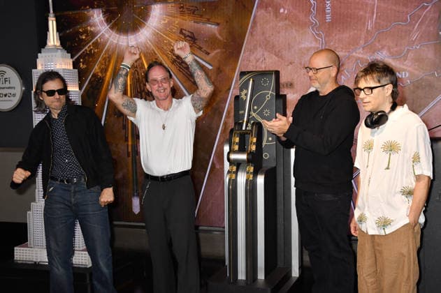 NEW YORK, NY - AUGUST 19: Weezer light the Empire State Building to Celebrate the Release of Weezer (The Gold Album) in Support of Hearts of Gold on August 19, 2026 in New York City. New York City USA - ZUMAa123 20260819_zaa_a123_067 Copyright: xJohnxFyckex