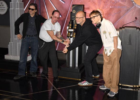 NEW YORK, NY - AUGUST 19: Weezer light the Empire State Building to Celebrate the Release of Weezer (The Gold Album) in Support of Hearts of Gold on August 19, 2026 in New York City. New York City USA - ZUMAa123 20260819_zaa_a123_068 Copyright: xJohnxFyckex