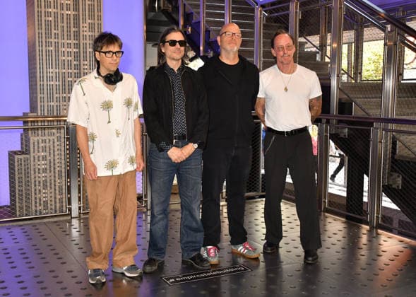 NEW YORK, NY - AUGUST 19: Weezer light the Empire State Building to Celebrate the Release of Weezer (The Gold Album) in Support of Hearts of Gold on August 19, 2026 in New York City. New York City USA - ZUMAa123 20260819_zaa_a123_070 Copyright: xJohnxFyckex