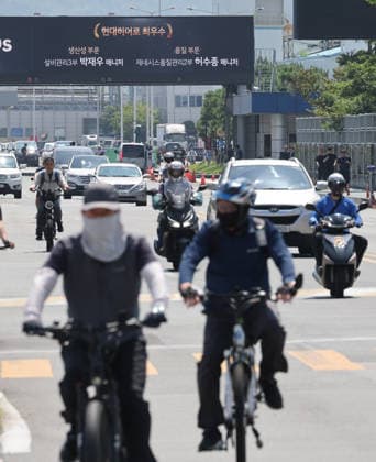 Hyundai Motor workers launch partial strikes Hyundai Motor workers launch partial strikes Unionized workers of Hyundai Motor Co. leave the carmaker s plant in the southeastern city of Ulsan on Aug. 20, 2026, earlier than ever as the union resumed partial strikes of four hours starting from the previous day after failing to reach an agreement with management over wages. The union said its workers will launch a full-scale strike the next day for the first time in 10 years. (Yonhap) 2026-08-20 13:33:54 < 1980-2026 YONHAPNEWS AGENCY. .> ¿ï»ê±¤¿ª½Ã EDITORIAL USE ONLY  Copyright: xx PYH2026082010840031500 YonhapxNewsx yonphotos255790
