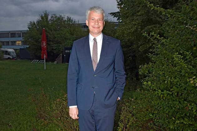 Steffen Bilger bei einem Photoshooting im Park. Berlin, 19.08.2026 *** Steffen Bilger during a photo shoot at Park Berlin, August 19, 2026 Foto:xM.xBehrensx xFuturexImagex bilger_6807