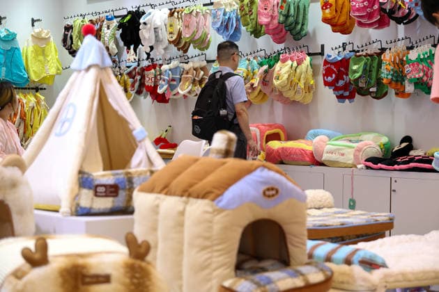 SHANGHAI, CHINA - AUGUST 19: Visitors look at pet supplies and clothing during the opening of the 28th Asian Pet Exhibition at Shanghai New International Expo Center on August 19, 2026 in Shanghai, China. The exhibition has upgraded its Asia-Pacific New Product Launch initiative to create a major platform for new product releases in the pet industry, featuring over 100 global debuts covering pet food, household items, smart devices, and grooming products.  Copyright: xVCGx 111660914175