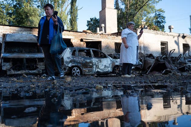 Ukraine says 12 people killed, 33 injured in Russia s overnight strike on Kyiv KYIV, UKRAINE - AUGUST 20: People walk past burned-out vehicles and debris following an overnight Russian attack on Kyiv, Ukraine, on August 20, 2026. Based on preliminary information provided by Kyiv Mayor Vitali Klitschko, at least 12 people were killed and 33 others wounded, while the Darnytskyi, Sviatoshynskyi and Solomianskyi districts sustained damage.??????? Stringer Anadolu Kyiv Ukraine. Editorial use only. Please get in touch for any other usage.  Copyright: x2026xAnadoluxStringerx