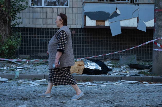 Ukraine says 12 people killed, 33 injured in Russia s overnight strike on Kyiv KYIV, UKRAINE - AUGUST 20: A woman walks past a damaged residential building and debris following an overnight Russian attack on Kyiv, Ukraine, on August 20, 2026. Based on preliminary information provided by Kyiv Mayor Vitali Klitschko, at least 12 people were killed and 33 others wounded, while the Darnytskyi, Sviatoshynskyi and Solomianskyi districts sustained damage. Stringer Anadolu Kyiv Ukraine. Editorial use only. Please get in touch for any other usage.  Copyright: x2026xAnadoluxStringerx