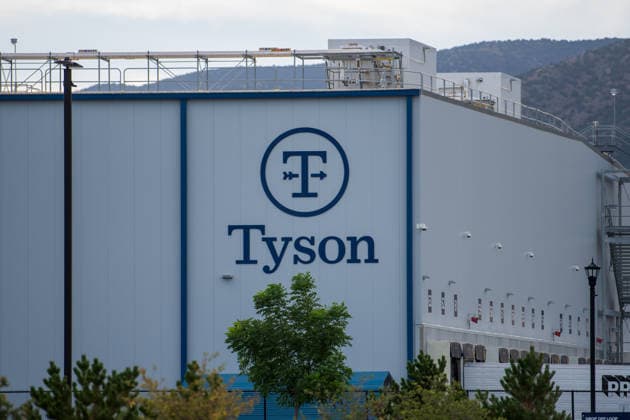 Tyson Foods Shuts Multiple U.S. Production Plants Amid Historic Cattle Shortages The Tyson Foods company logo is pictured on the exterior wall of a case-ready meat processing facility in Eagle Mountain, Utah, United States, on August 19, 2026. Tyson Foods, Inc. has accelerated a nationwide supply chain restructuring, permanently closing multiple major facilities across the country due to domestic livestock shortages and rising corporate operational losses. Eagle Mountain Utah United States  Copyright: xCharles-McClintockxWilsonx originalFilename: schneider-tysonfoo260819_npMmQ.jpg