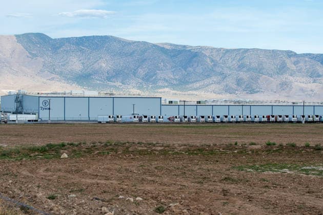 Tyson Foods Shuts Multiple U.S. Production Plants Amid Historic Cattle Shortages A line of white semi-truck trailers is parked along the loading bays of the Tyson Foods case-ready meat processing facility in Eagle Mountain, Utah, United States, on August 19, 2026. Tyson Foods, Inc. has accelerated a nationwide supply chain restructuring, permanently closing multiple major facilities across the country due to domestic livestock shortages and rising corporate operational losses. Eagle Mountain Utah United States  Copyright: xCharles-McClintockxWilsonx originalFilename: schneider-tysonfoo260819_npb9W.jpg