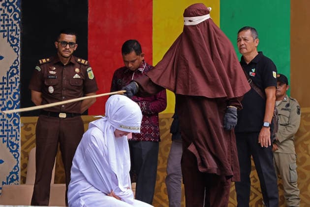 August 20, 2026, Banda Aceh, Aceh, Indonesia: A woman underwent a public caning in Taman Sari, Banda Aceh, Aceh Province, Indonesia, on Thursday, August 20, 2026. The Banda Aceh Sharia Court sentenced 11 people to between 7 and 100 lashes for violating Islamic Sharia. Banda Aceh Indonesia - ZUMAs340 20260820_zip_s340_013 Copyright: xKhairuxSyukrillahx