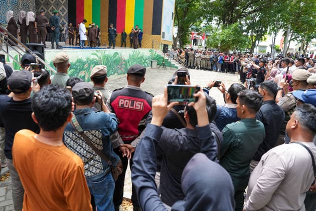August 20, 2026, Banda Aceh, Aceh, Indonesia: Hundreds of people witnessed the public caning of 11 individuals convicted under Sharia law at Bustanul Salatin Park in Banda Aceh, Aceh Province, Indonesia, on Thursday. The 11 convicts were publicly flogged for various offensesÃ¢â‚¬including gambling, being alone with a non-spouse, and adulteryÃ¢â‚¬receiving punishments ranging from 7 to 100 lashes. Banda Aceh Indonesia - ZUMAi115 20260820_zip_i115_016 Copyright: xMuhammadxIqbalx