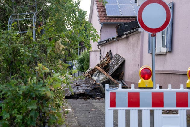 Windhose reißt Dächer weg zahlreiche Häuser und Straßen massiv beschädigt Am 19.08.2026 löste eine Windhose beziehungsweise ein möglicher kleiner Tornado in Solms-Oberndorf im Lahn-Dill-Kreis eine Großschadenslage aus. Die Freiwillige Feuerwehr der Stadt Solms wurde um 20:18 Uhr alarmiert, zahlreiche Häuser und mehrere Straßen wurden massiv beschädigt, Dachteile wurden bis zu drei oder vier Straßen weit getragen. Rund 60 Einsatzkräfte der Feuerwehr Solms und des THW sicherten die Einsatzstelle, drei Häuser waren laut Stadtbrandinspektor Oliver Schweitzer einsturzgefährdet. Verletzte gab es weder unter der Bevölkerung noch unter den Einsatzkräften, alle betroffenen Bewohner konnten laut Bürgermeisterin Katharina Didlapp