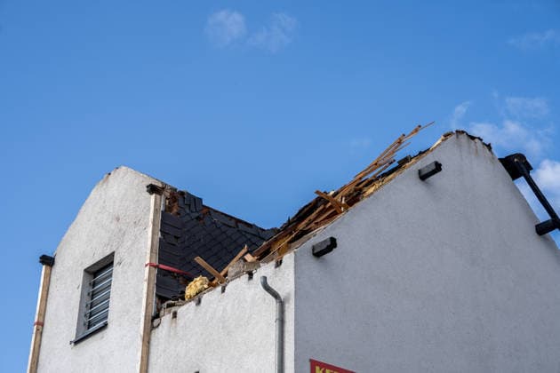 Windhose reißt Dächer weg zahlreiche Häuser und Straßen massiv beschädigt Am 19.08.2026 löste eine Windhose beziehungsweise ein möglicher kleiner Tornado in Solms-Oberndorf im Lahn-Dill-Kreis eine Großschadenslage aus. Die Freiwillige Feuerwehr der Stadt Solms wurde um 20:18 Uhr alarmiert, zahlreiche Häuser und mehrere Straßen wurden massiv beschädigt, Dachteile wurden bis zu drei oder vier Straßen weit getragen. Rund 60 Einsatzkräfte der Feuerwehr Solms und des THW sicherten die Einsatzstelle, drei Häuser waren laut Stadtbrandinspektor Oliver Schweitzer einsturzgefährdet. Verletzte gab es weder unter der Bevölkerung noch unter den Einsatzkräften, alle betroffenen Bewohner konnten laut Bürgermeisterin Katharina Didlapp