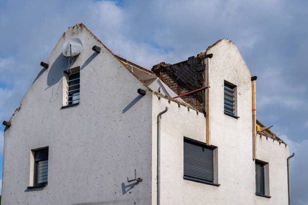 Windhose reißt Dächer weg zahlreiche Häuser und Straßen massiv beschädigt Am 19.08.2026 löste eine Windhose beziehungsweise ein möglicher kleiner Tornado in Solms-Oberndorf im Lahn-Dill-Kreis eine Großschadenslage aus. Die Freiwillige Feuerwehr der Stadt Solms wurde um 20:18 Uhr alarmiert, zahlreiche Häuser und mehrere Straßen wurden massiv beschädigt, Dachteile wurden bis zu drei oder vier Straßen weit getragen. Rund 60 Einsatzkräfte der Feuerwehr Solms und des THW sicherten die Einsatzstelle, drei Häuser waren laut Stadtbrandinspektor Oliver Schweitzer einsturzgefährdet. Verletzte gab es weder unter der Bevölkerung noch unter den Einsatzkräften, alle betroffenen Bewohner konnten laut Bürgermeisterin Katharina Didlapp