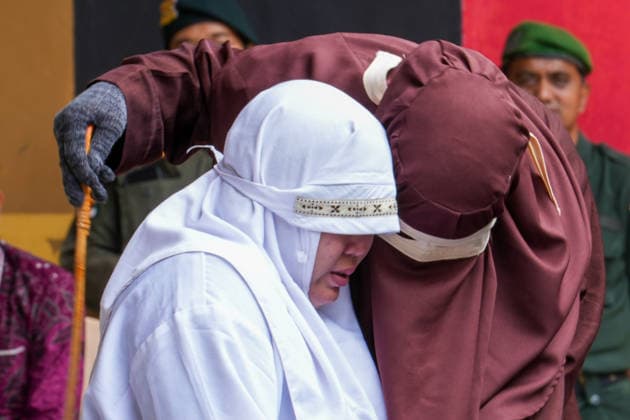 August 20, 2026, Banda Aceh, Aceh, Indonesia: An executioner offers support to a convict sentenced to 100 lashes at Bustanul Salatin Park in Banda Aceh, Aceh Province, Indonesia, on Thursday. Today, 11 individuals convicted of violating the *Qanun Jinayat* (Islamic Criminal Code) underwent the punishment of caning. Among the 11 convicts, four were found guilty of *zina* (illicit sexual intercourse), resulting in each of them being sentenced to 100 lashes. Banda Aceh Indonesia  - ZUMAi115 20260820_zip_i115_053 Copyright: xMuhammadxIqbalx
