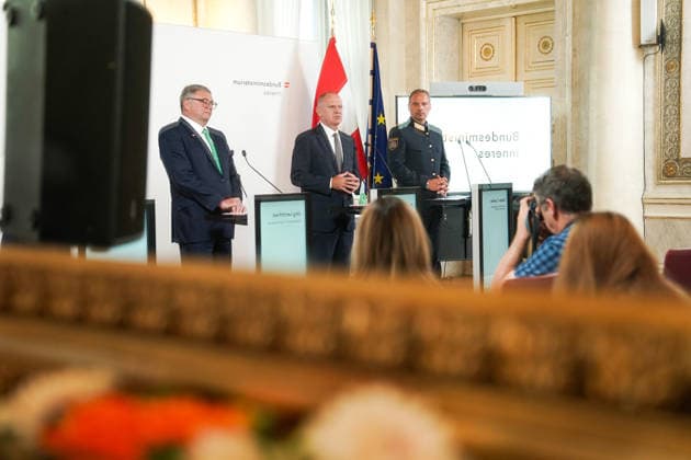 20.08.2026 - Europa, Österreich, Wien: Präsentation und Pressekonferenz von Maßnahmen gegen Extremismus und Kriminalität bei Jugendlichen; Staatssekretär Jörg Leichtfried, Innenminister Gerhard Karner, Landespolizeivizepräsident Dieter Csefan *** August 20, 2026 Europe, Austria, Vienna Presentation and press conference on measures to combat extremism and youth crime State Secretary Jörg Leichtfried, Minister of the Interior Gerhard Karner, Deputy State Police Chief Dieter Csefan Copyright: xLUKAxKOLANOVICx
